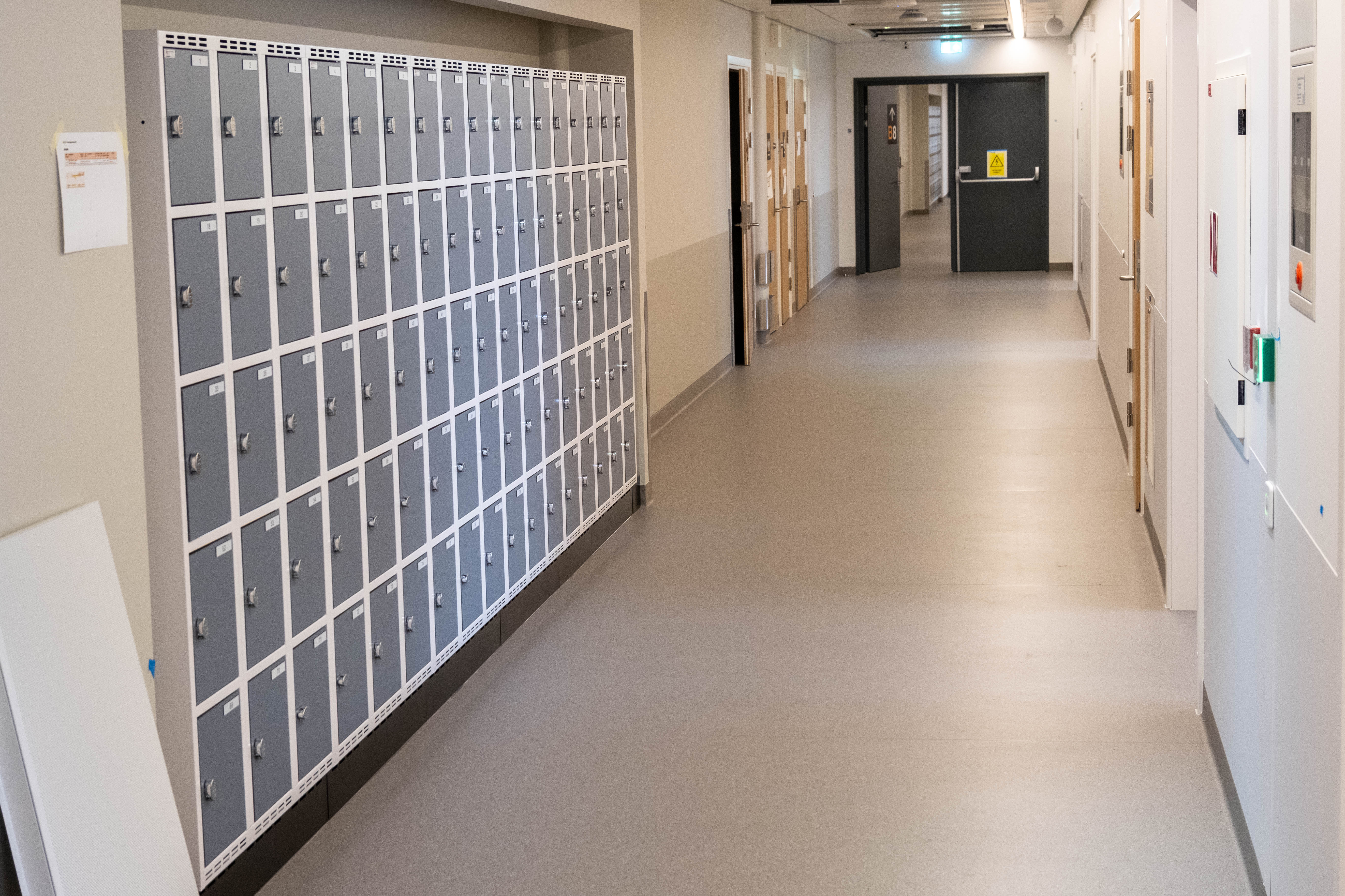 En gang med hvite vegger