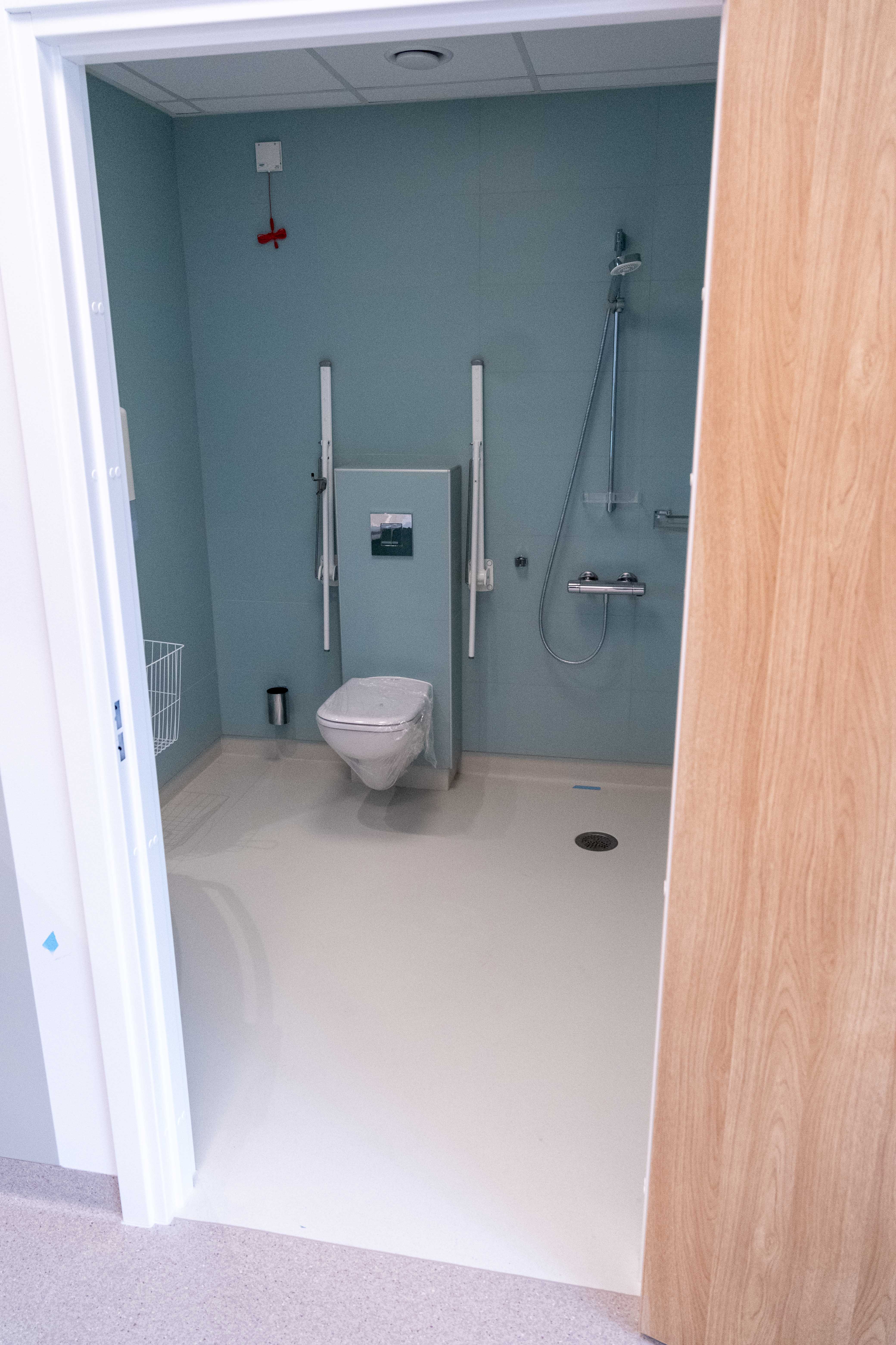 Et bad med toalett og dusj