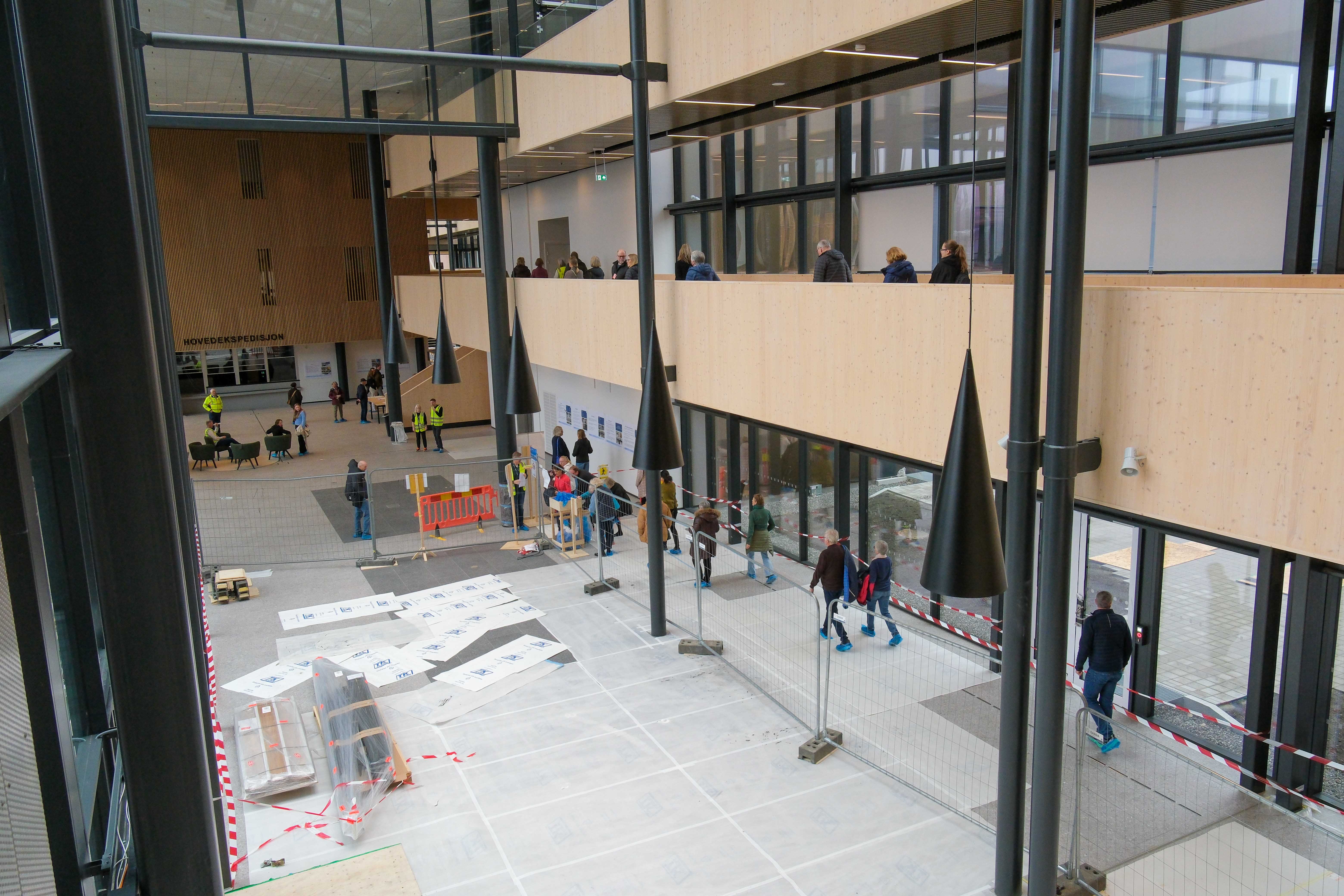 En gruppe mennesker som går rundt en bygning