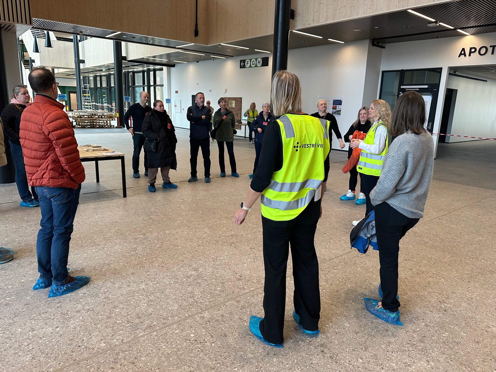 En gruppe mennesker som står utenfor