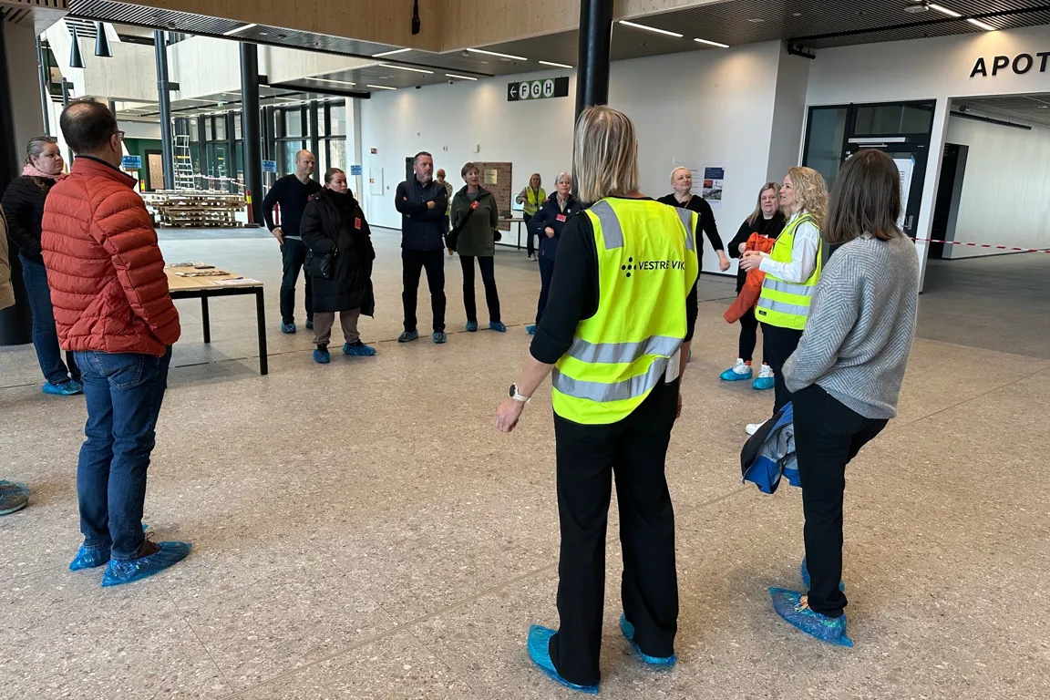 En gruppe mennesker som står utenfor