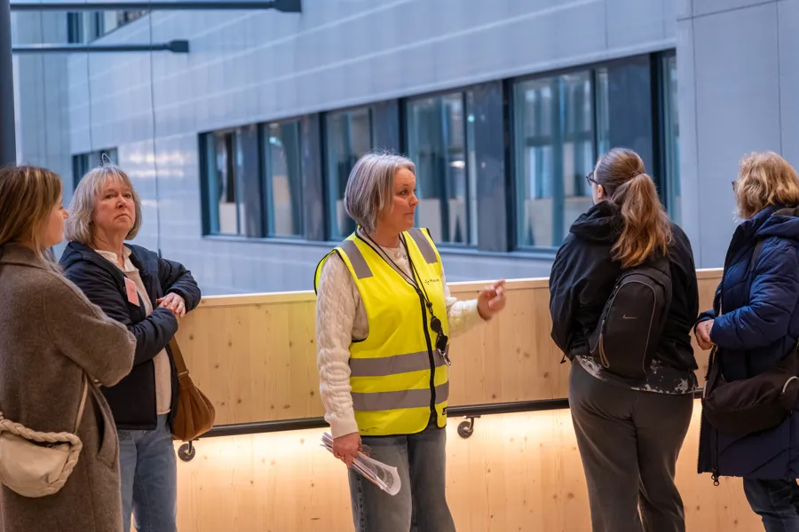 En gruppe mennesker som står utenfor