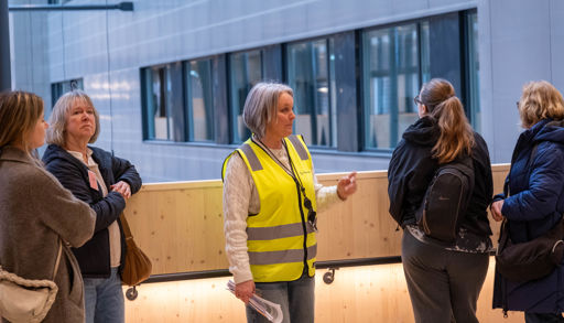 En gruppe mennesker som står utenfor