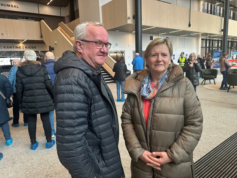 En mann og kvinne som står sammen utenfor