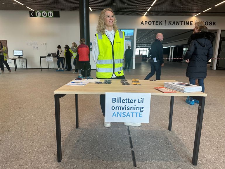En person som står bak et bord