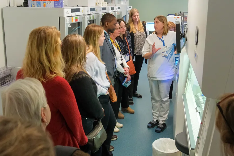 En gruppe mennesker som står samlet i laboratoriet på Drammen sykehus.