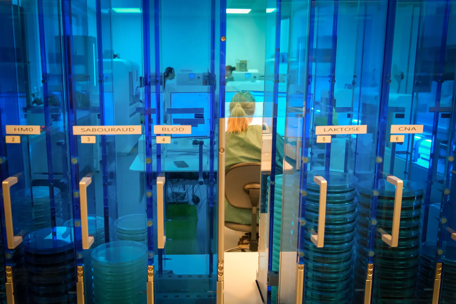 En person som sitter i en stol