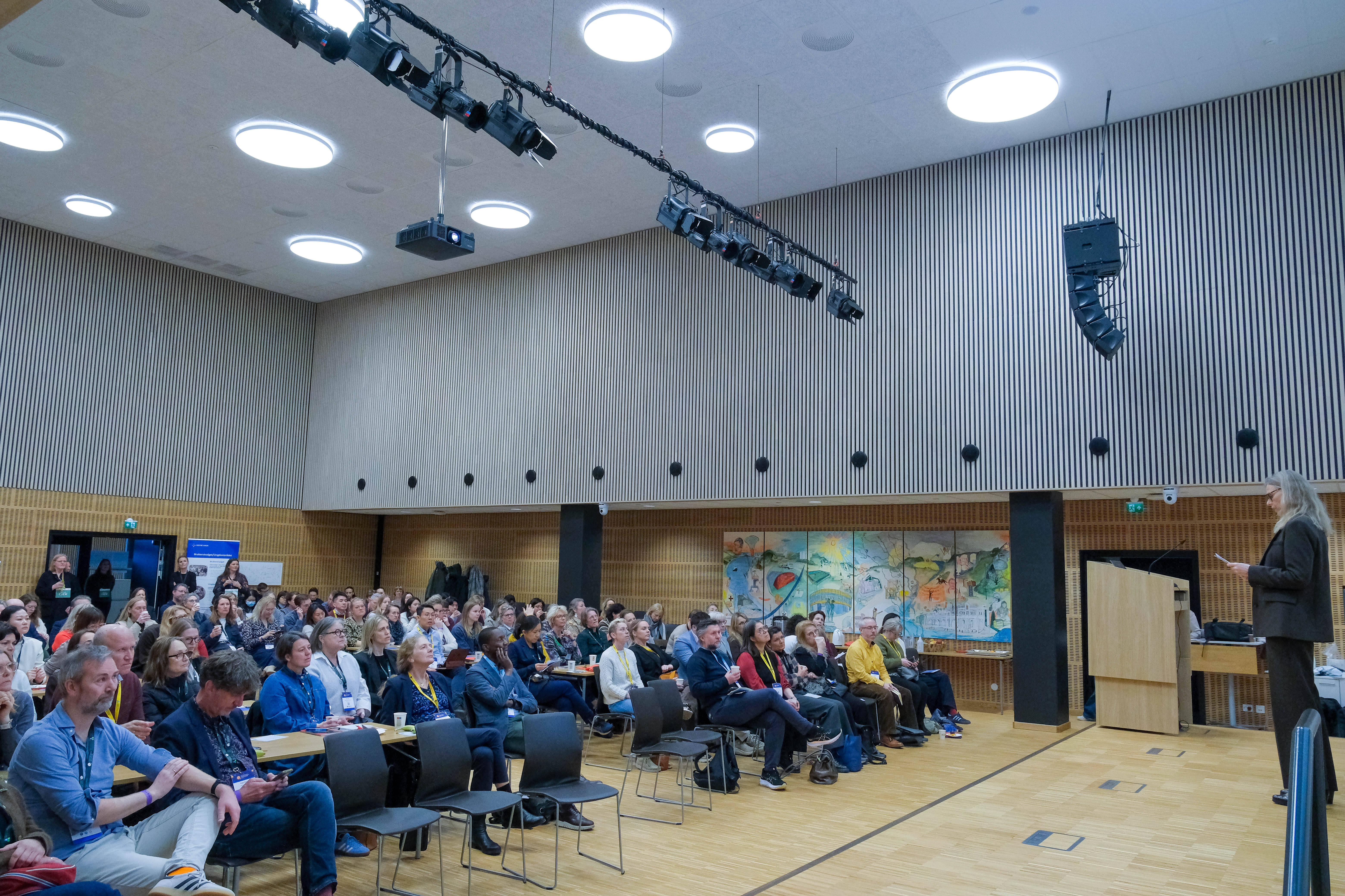 En person som henvender seg til en gruppe mennesker