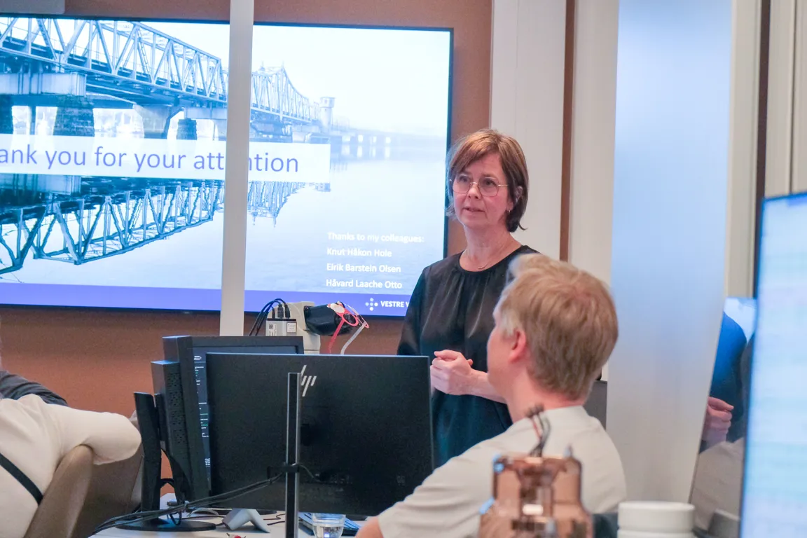 En mann som holder en presentasjon