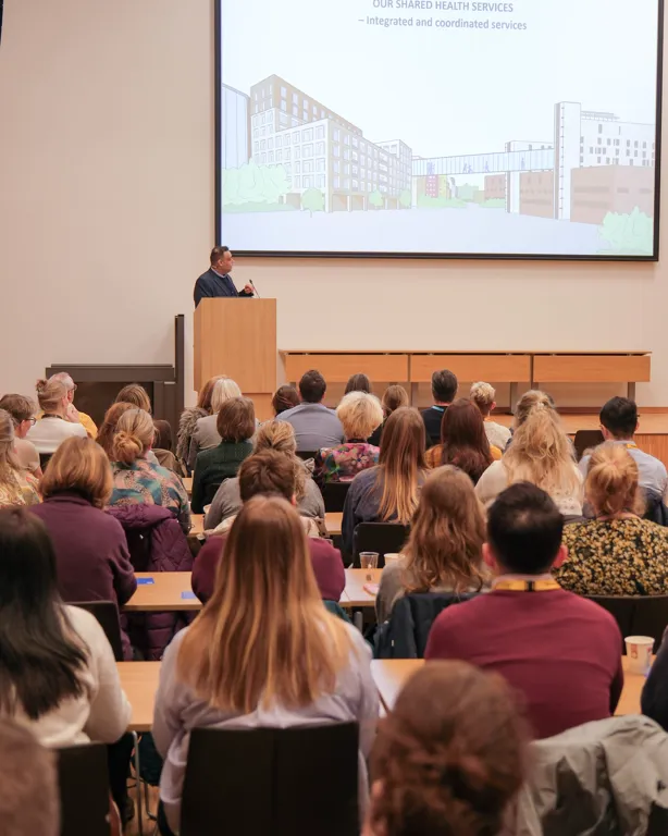 En person som holder en presentasjon for et publikum