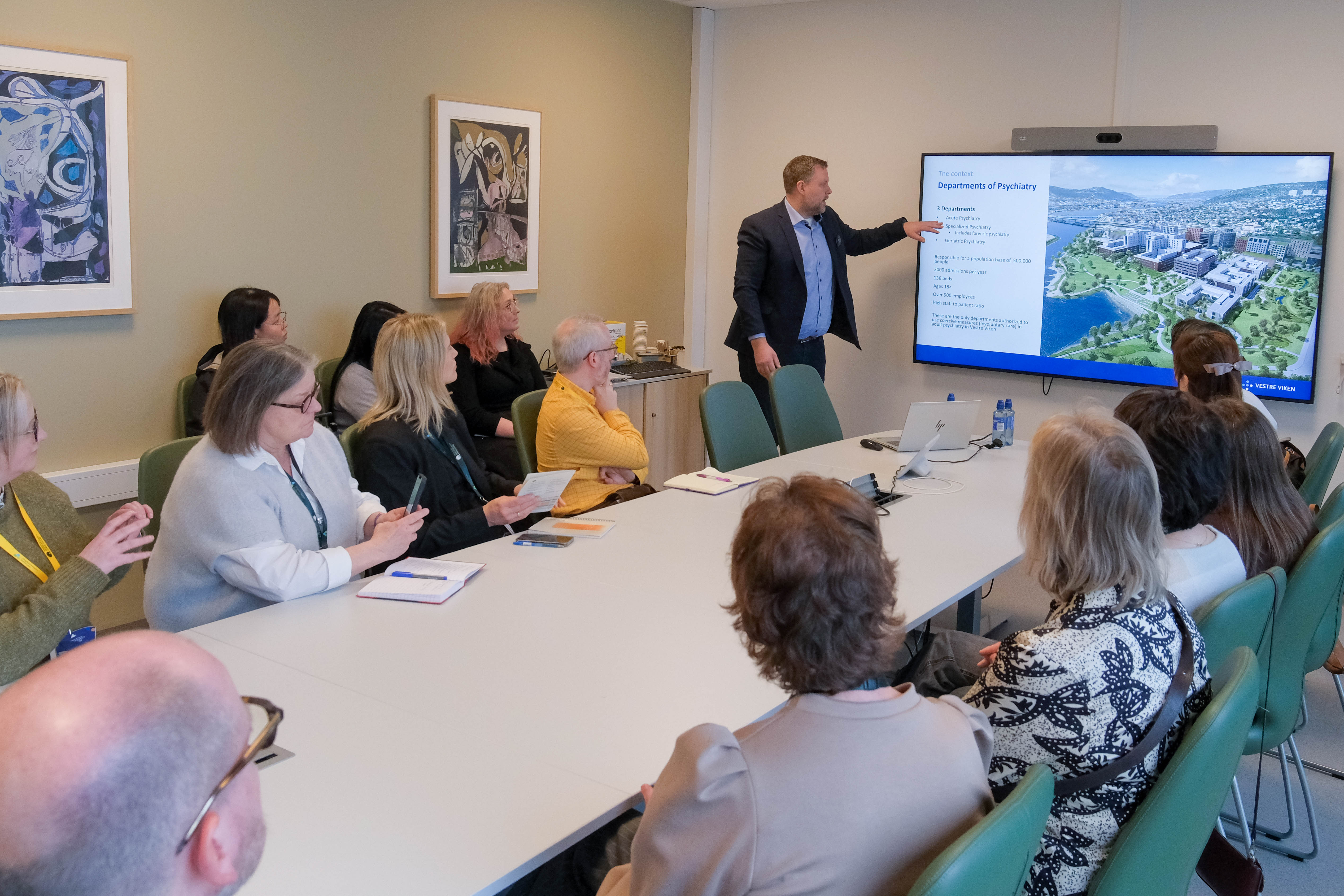 En person som holder en presentasjon for et publikum