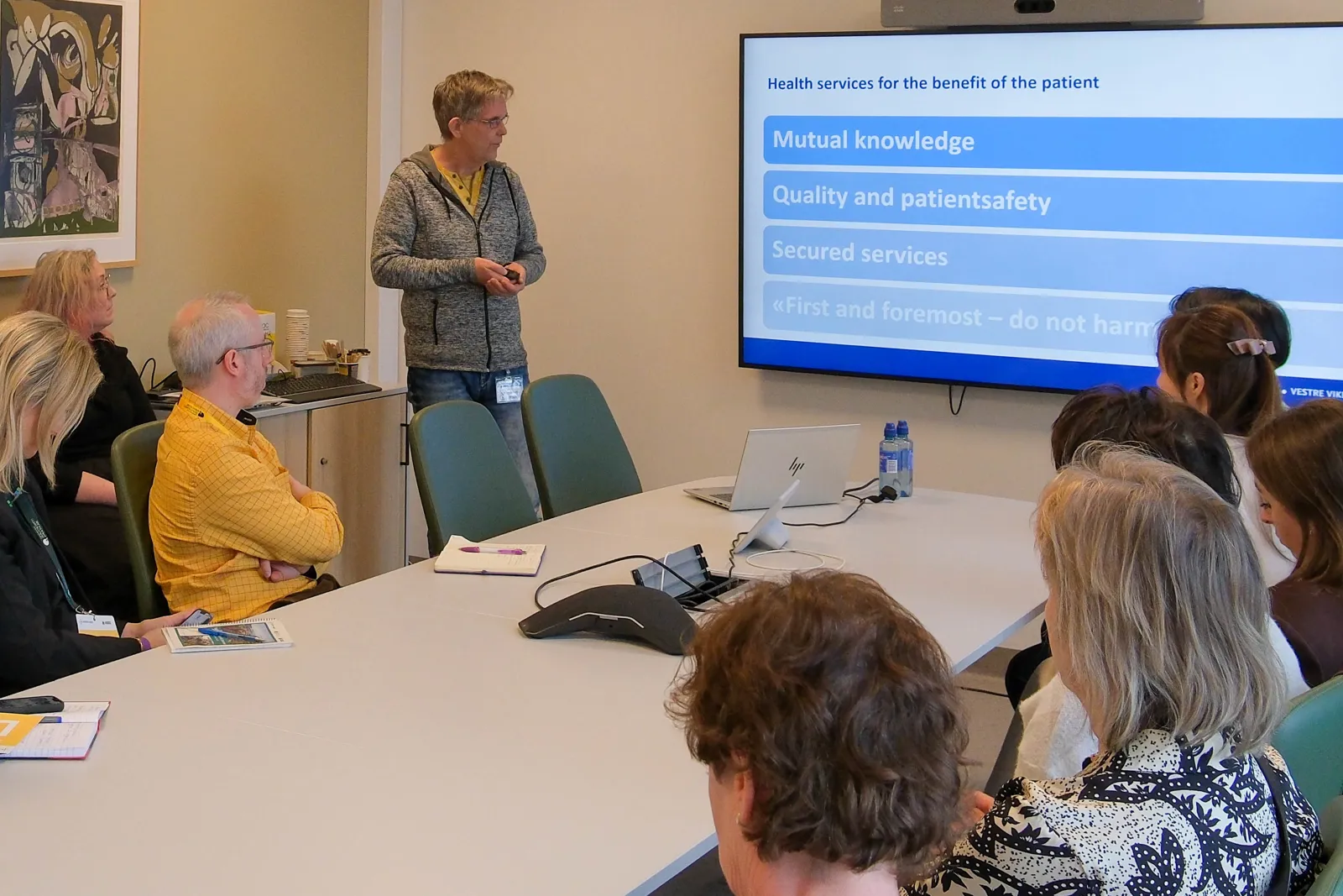 En person som holder en presentasjon for en gruppe mennesker