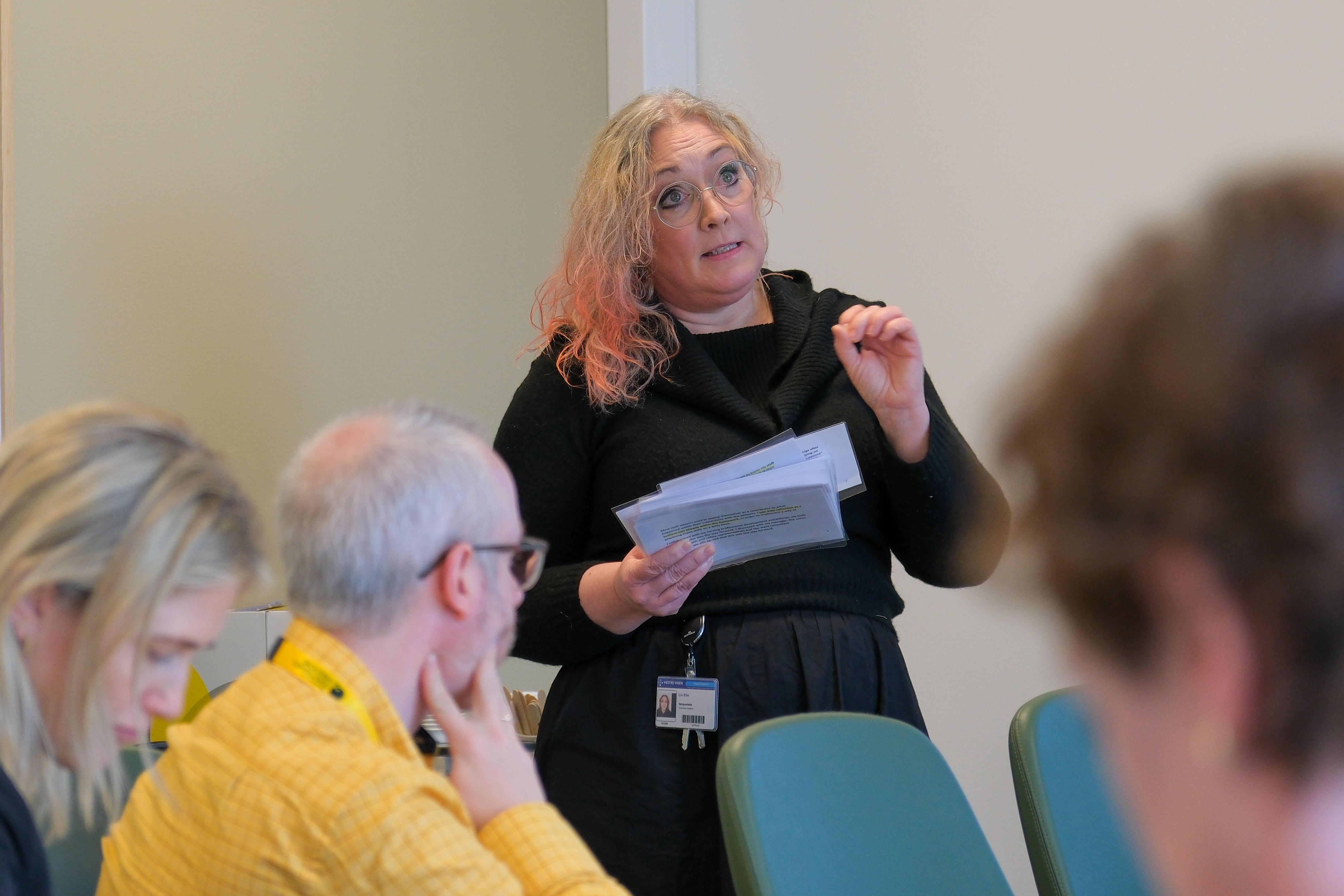 En person som snakker til en gruppe mennesker