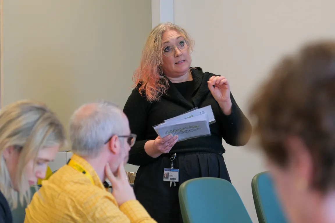 En person som snakker til en gruppe mennesker