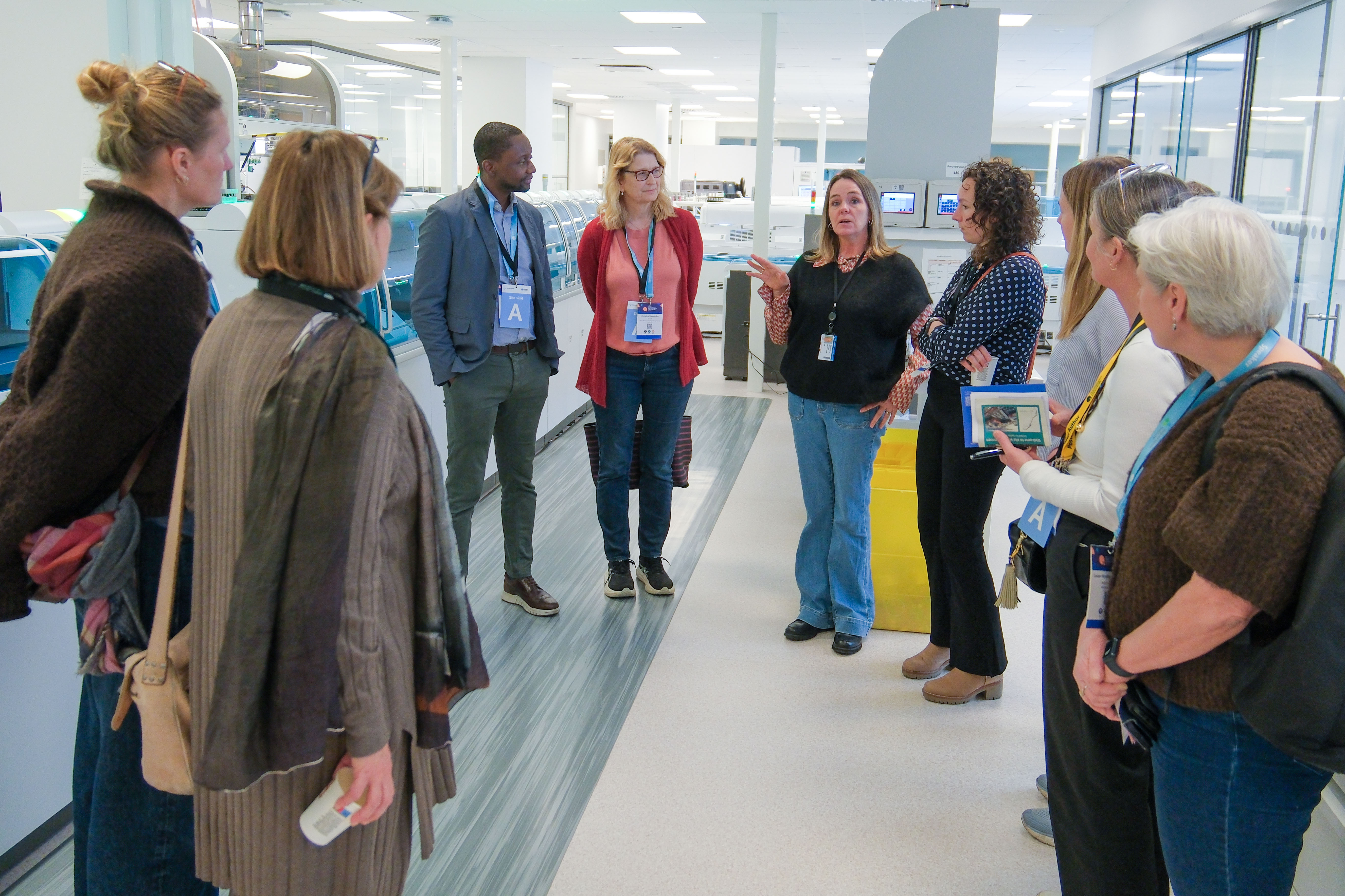 En gruppe mennesker som står i et rom