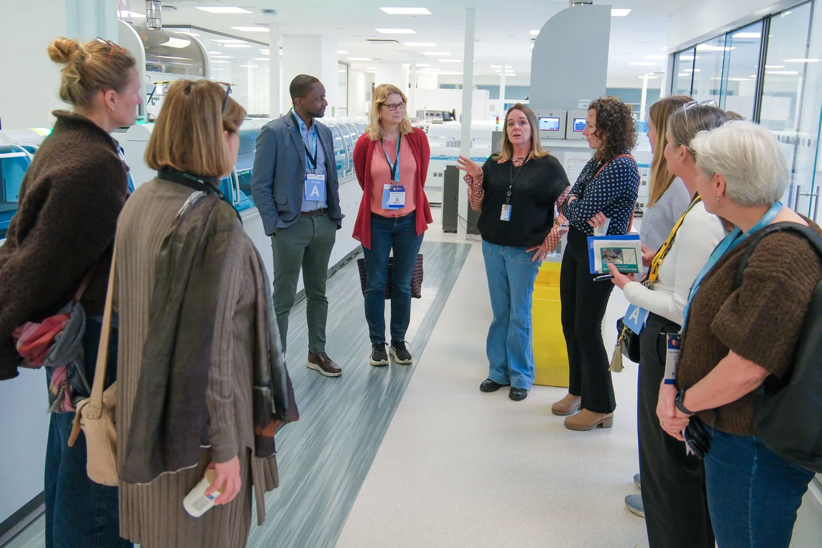 En gruppe mennesker som står i et rom