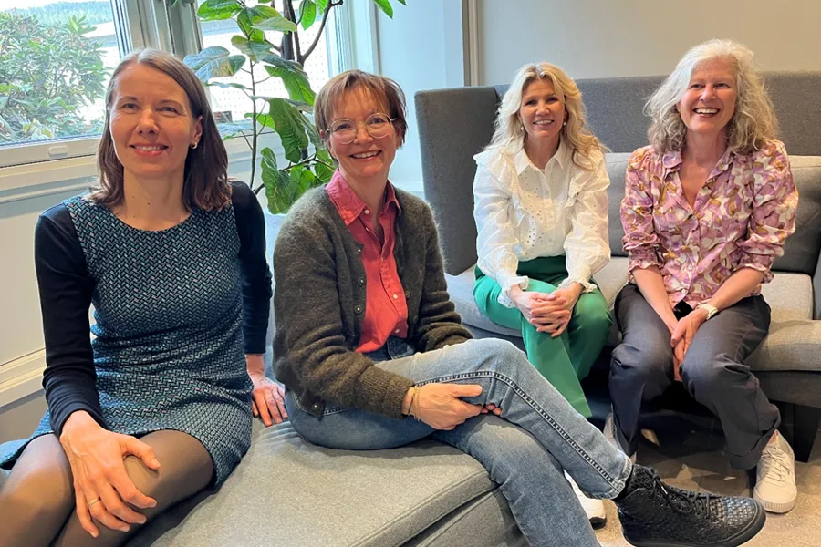 En gruppe kvinner som sitter på en sofa