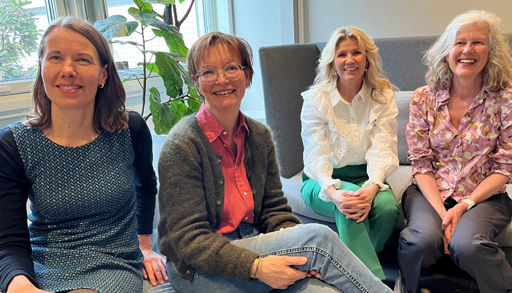En gruppe kvinner som sitter på en sofa