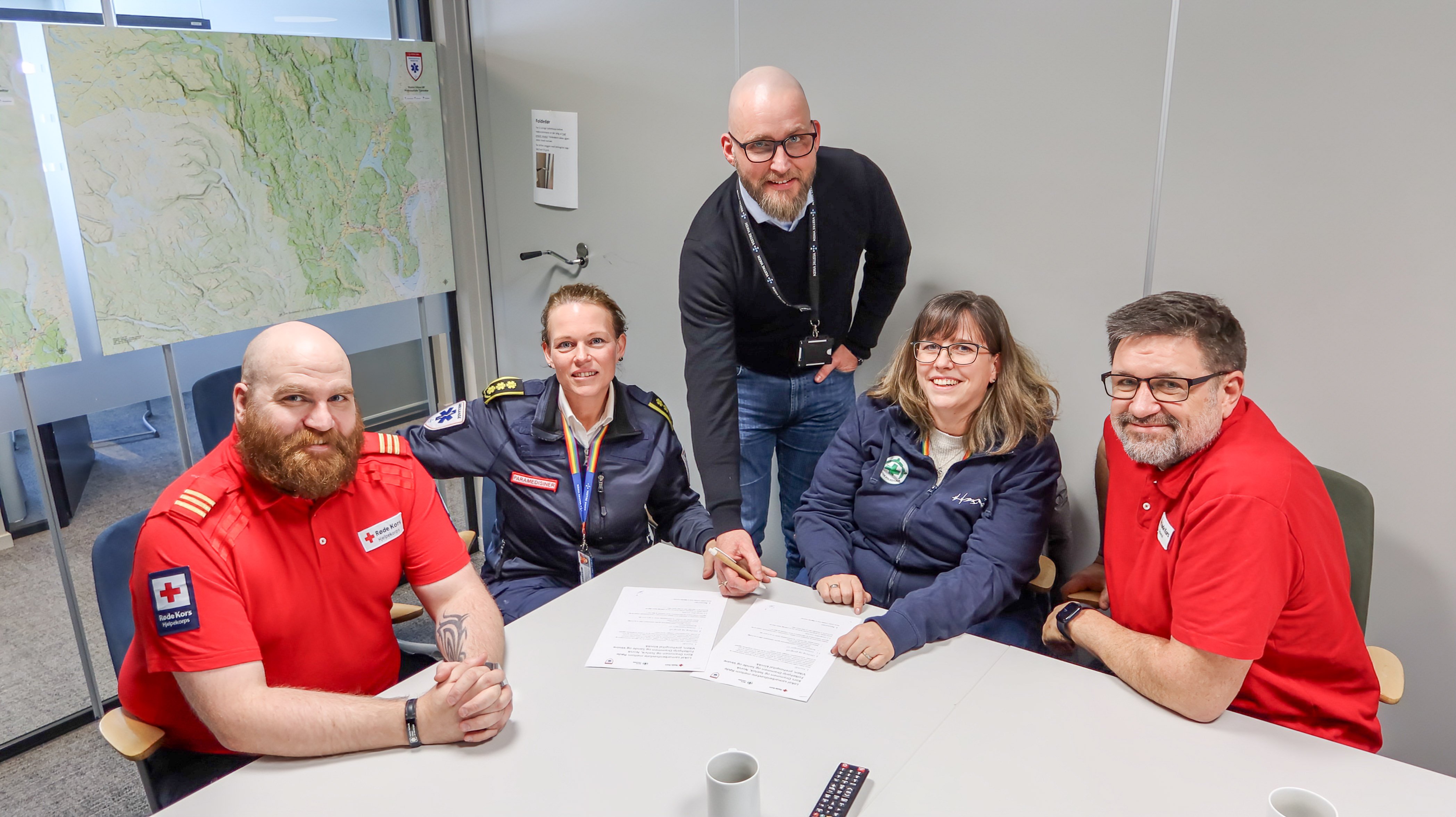 En gruppe mennesker som sitter ved et bord