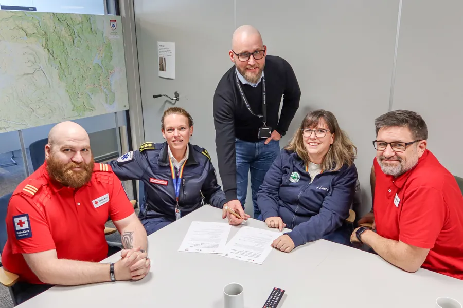 En gruppe mennesker som sitter ved et bord