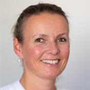 Et nærbilde av en person som smiler