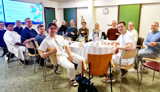 En gruppe mennesker som sitter rundt et bord