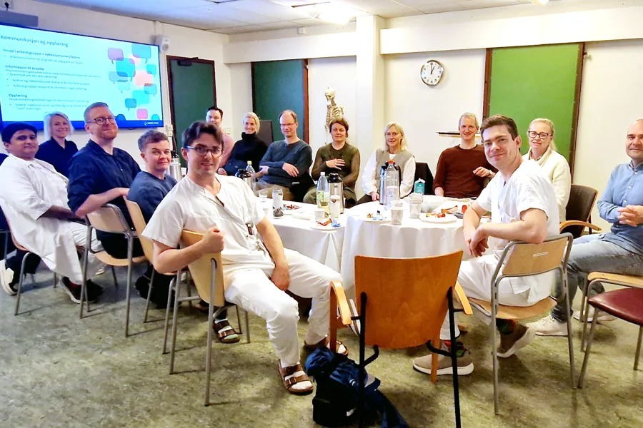 En gruppe mennesker som sitter rundt et bord