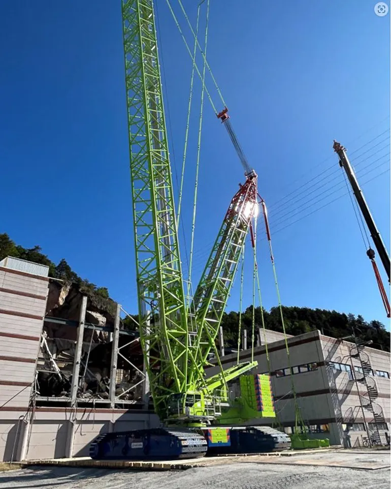 En stor kran ved siden av en bygning