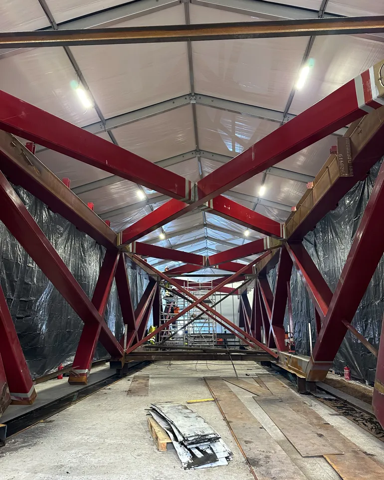 Sveisearbeider på den nye broa.