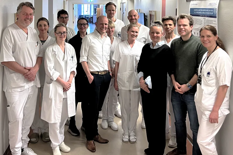 En gruppe mennesker som poserer for et bilde