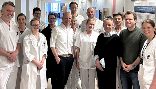 En gruppe mennesker som poserer for et bilde
