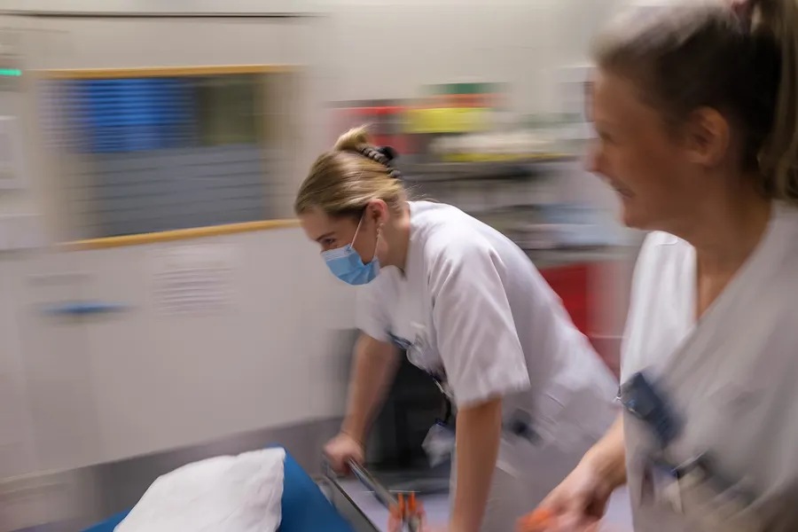 Noen få kvinner i et rom