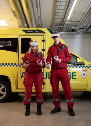 Et par menn i røde dresser