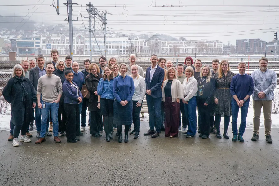 En gruppe mennesker som poserer for et bilde