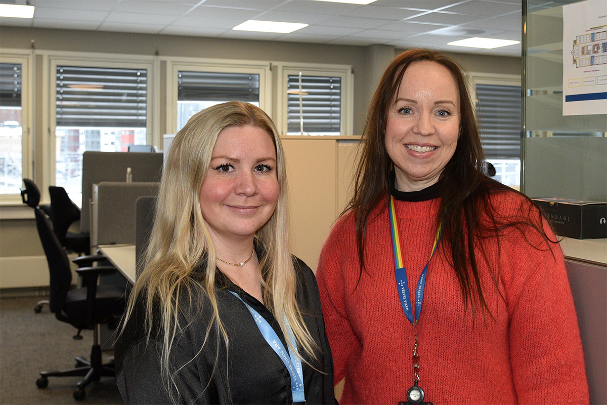 Et par kvinner som smiler