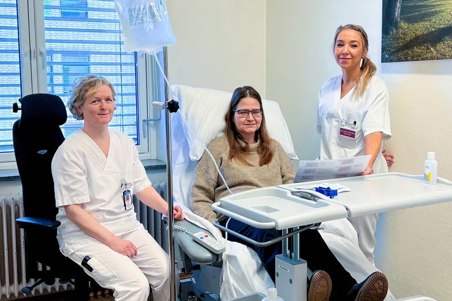 En gruppe kvinner i hvite skjorter