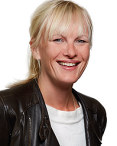 En kvinne som smiler til kameraet