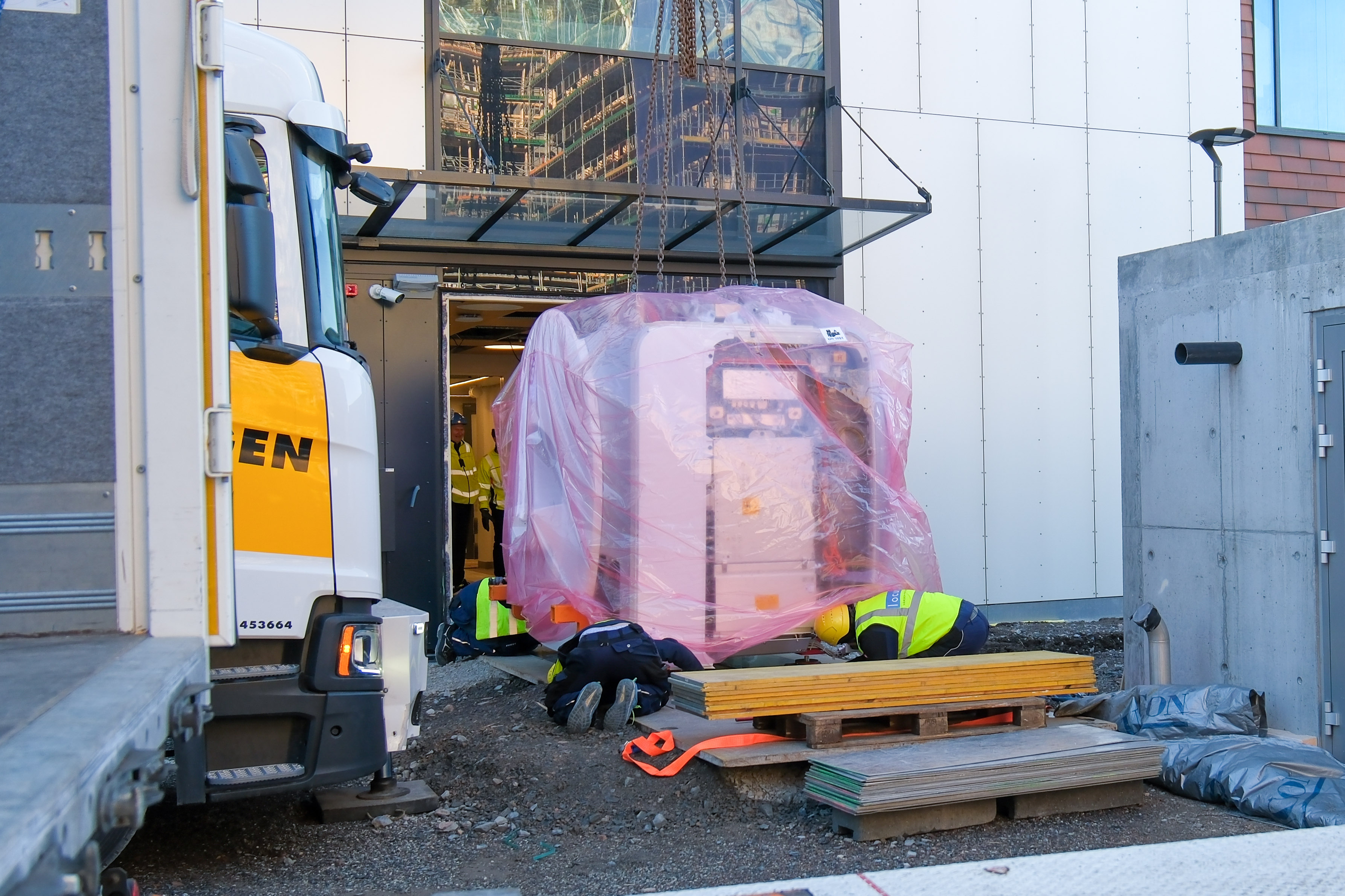 En lastebil med et stort trestykke i