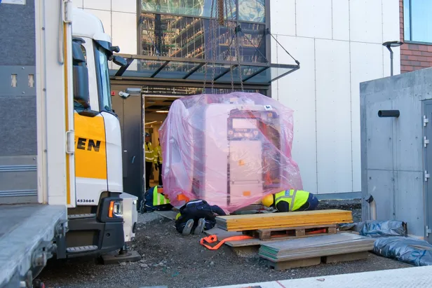 En lastebil med et stort trestykke i