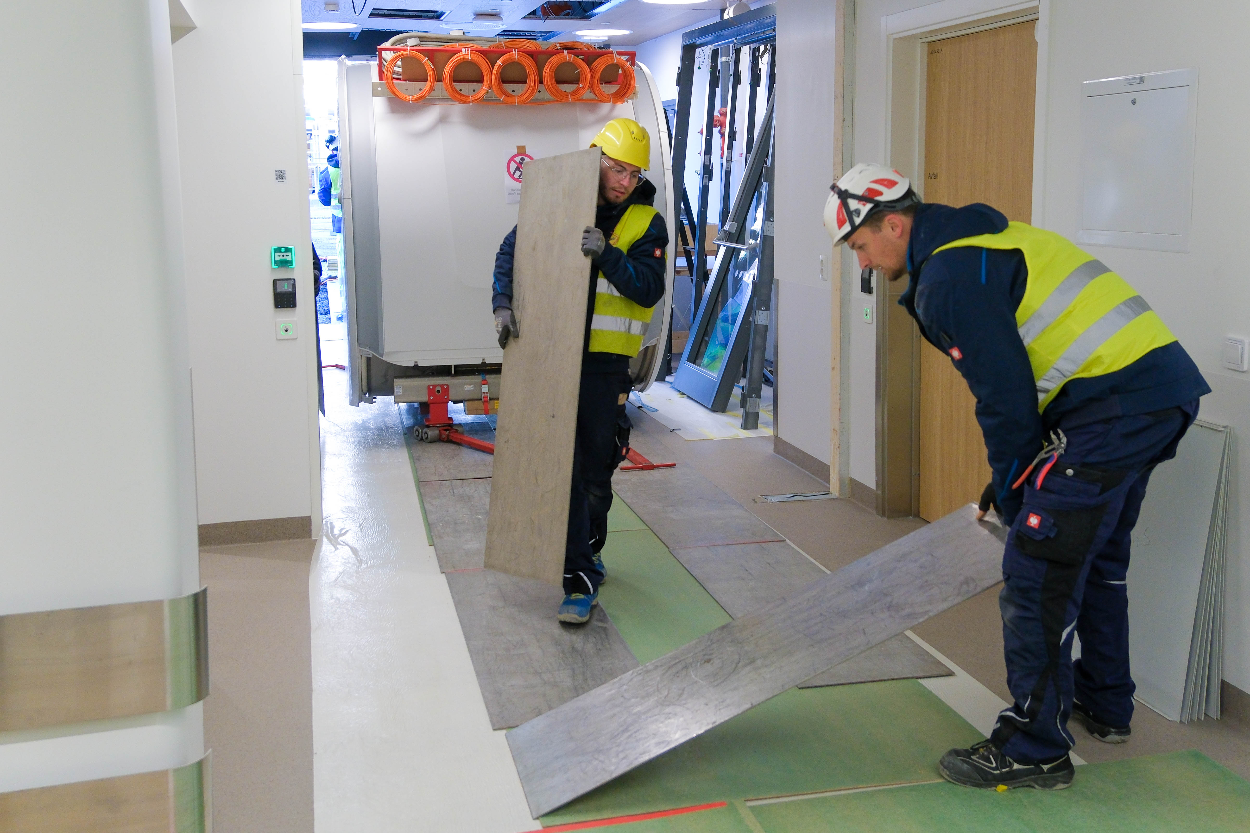 Menn i hjelmer som jobber i et rom