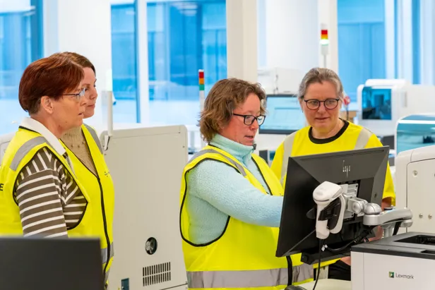 Noen få kvinner i gule vester