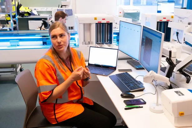 En person som sitter på et kontor