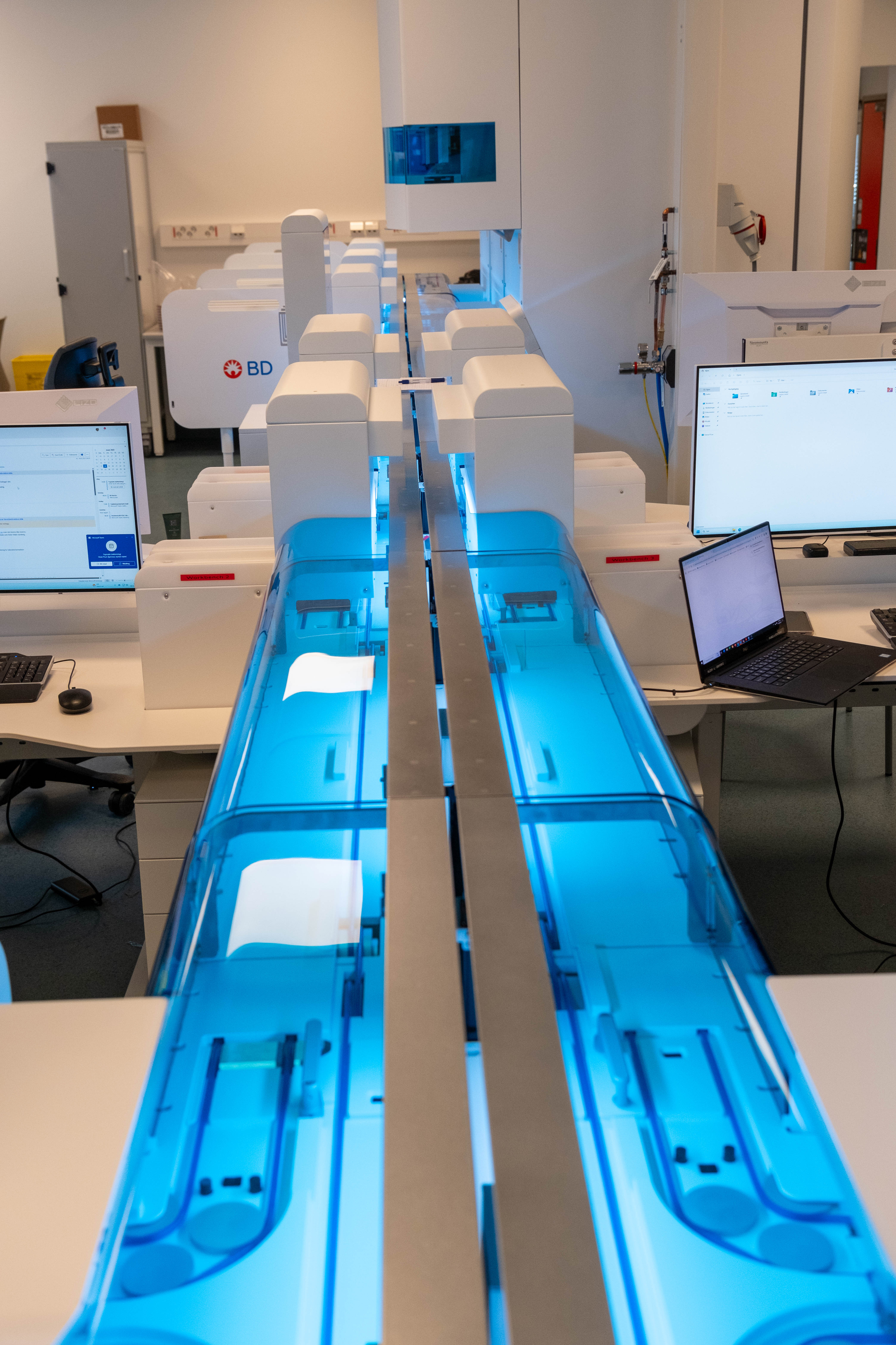 Et rom med datamaskiner og stoler