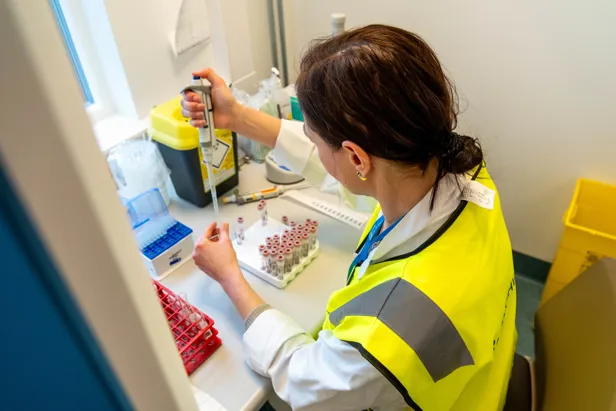 En person som bruker et mikroskop