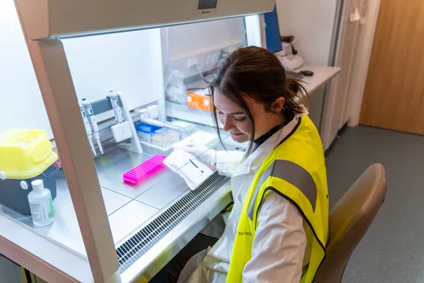 En mann som jobber på en datamaskin