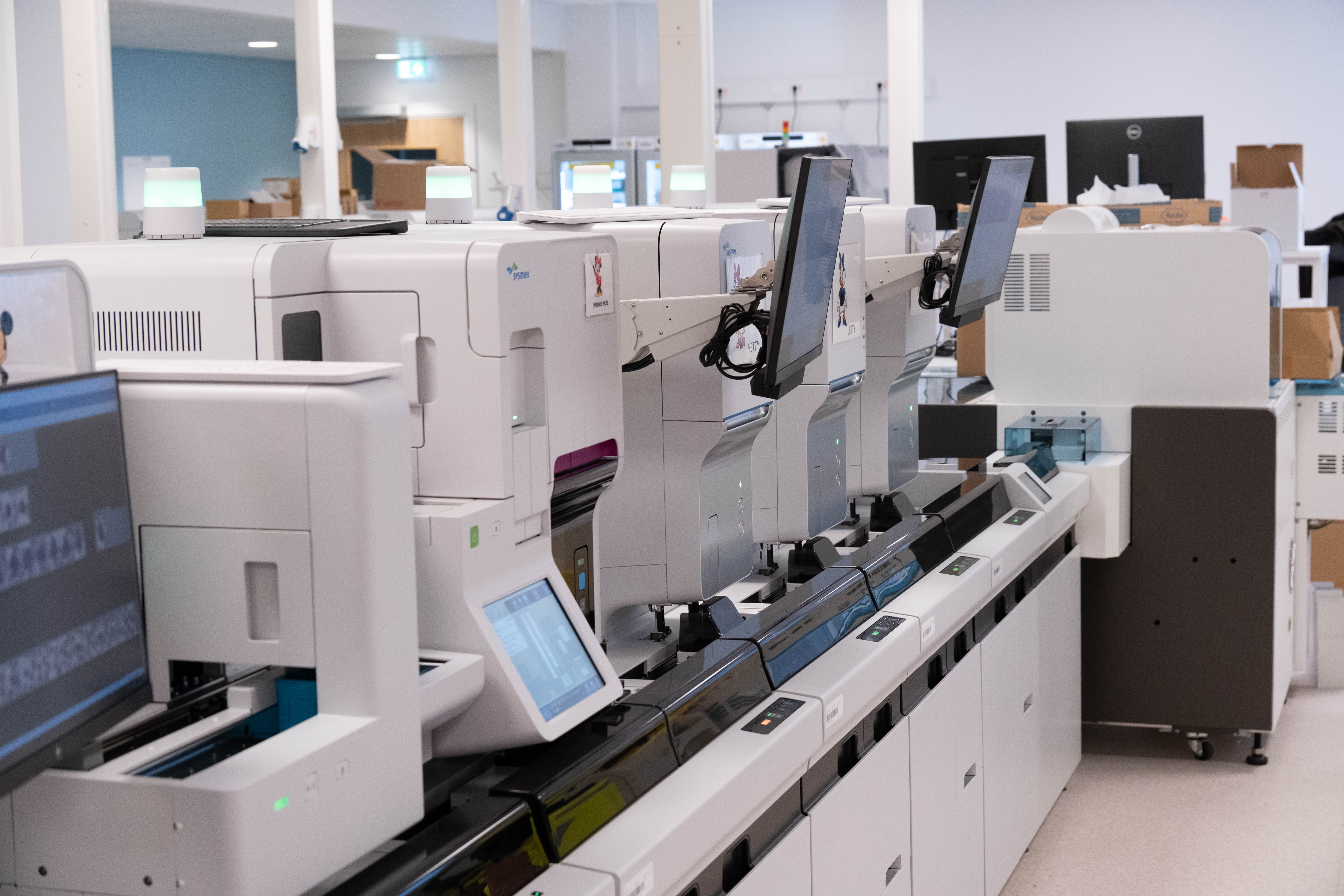 Et rom fullt av datamaskiner