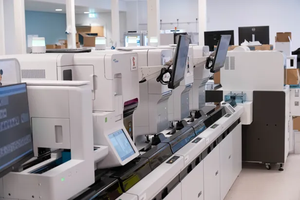 Et rom fullt av datamaskiner