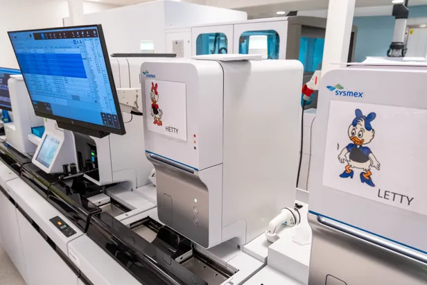 Et nærbilde av en maskin