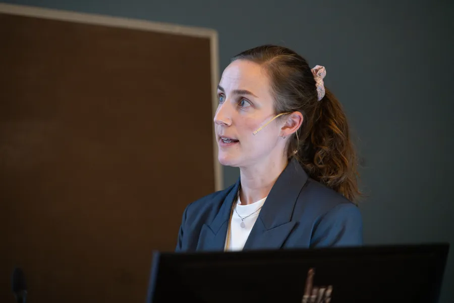 En mann som snakker inn i en mikrofon