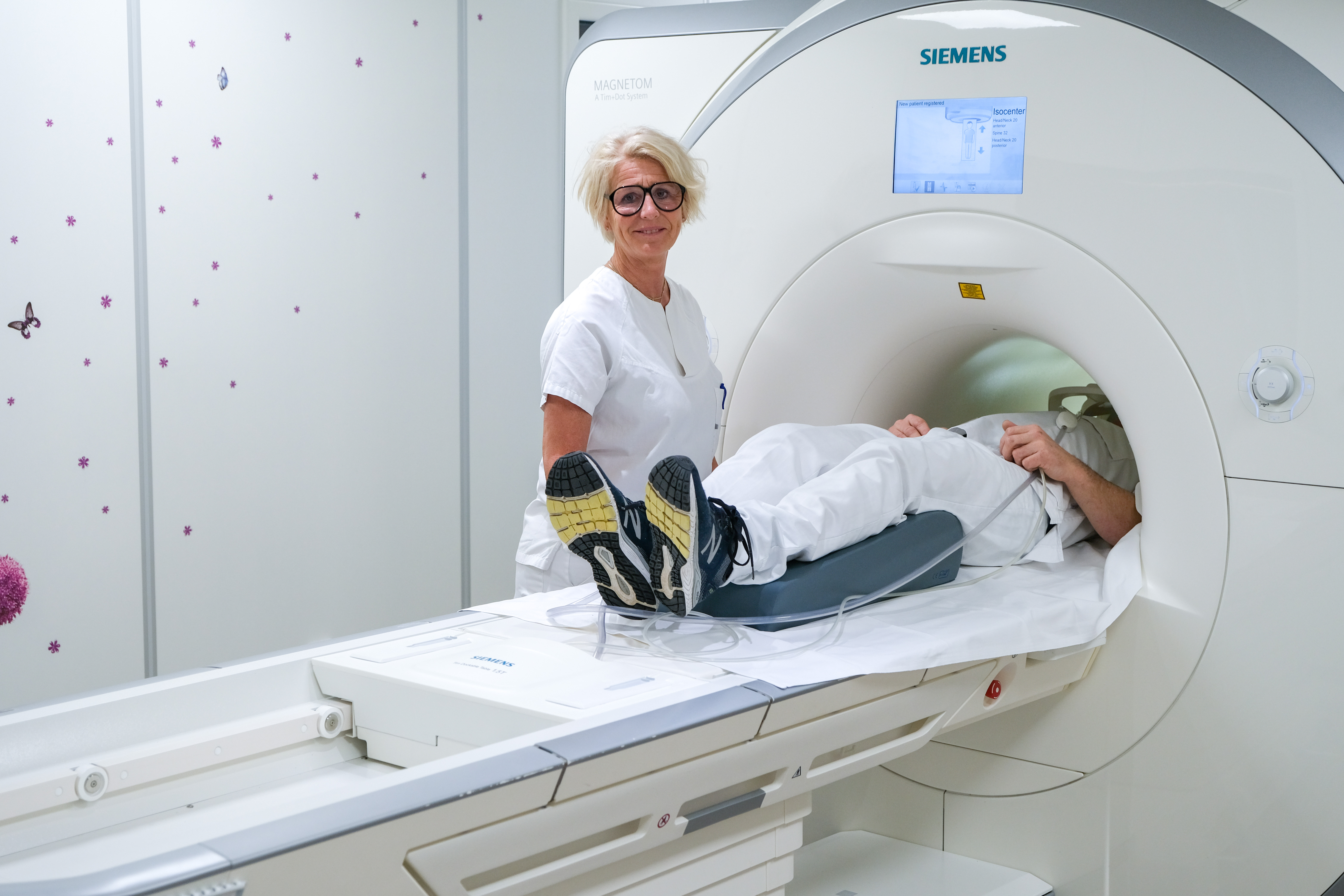 En person i hvit frakk i en hvit maskin